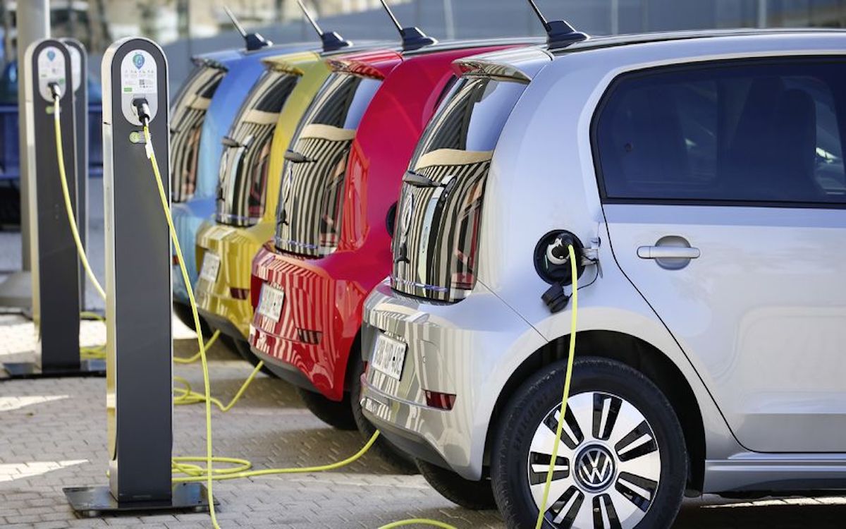 Larry pis sa Gang - Ventes voitures électriques...Trump a été un coup de masse !